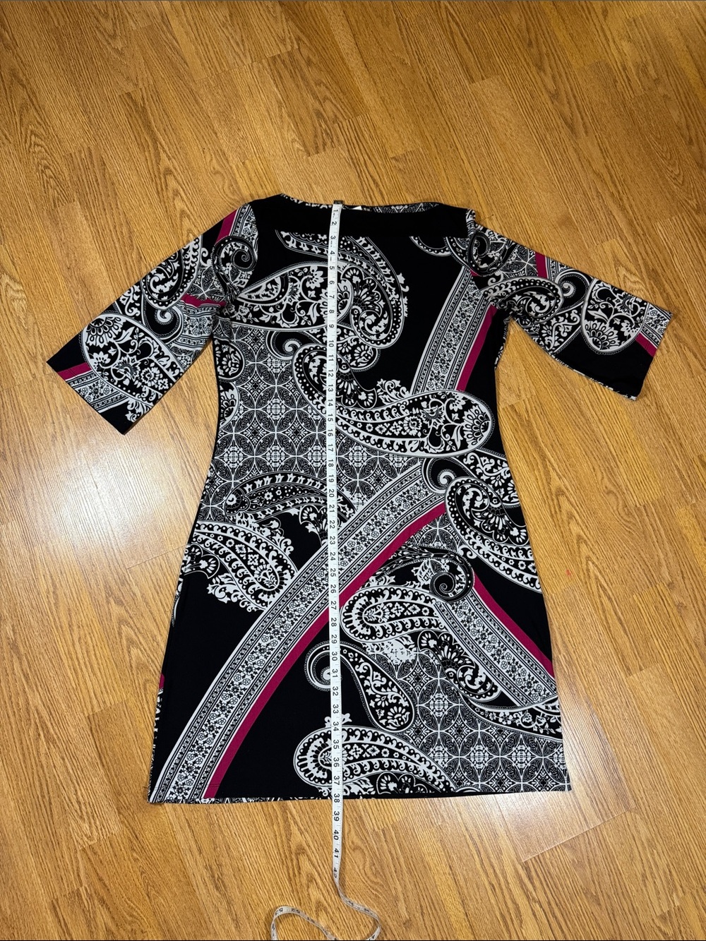 Lightweight and Flattering Black and White Paisley Sheath Dress with Pink Trim - Picture 6 of 7
